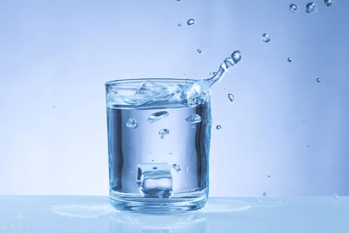 喝純凈水 (1).png